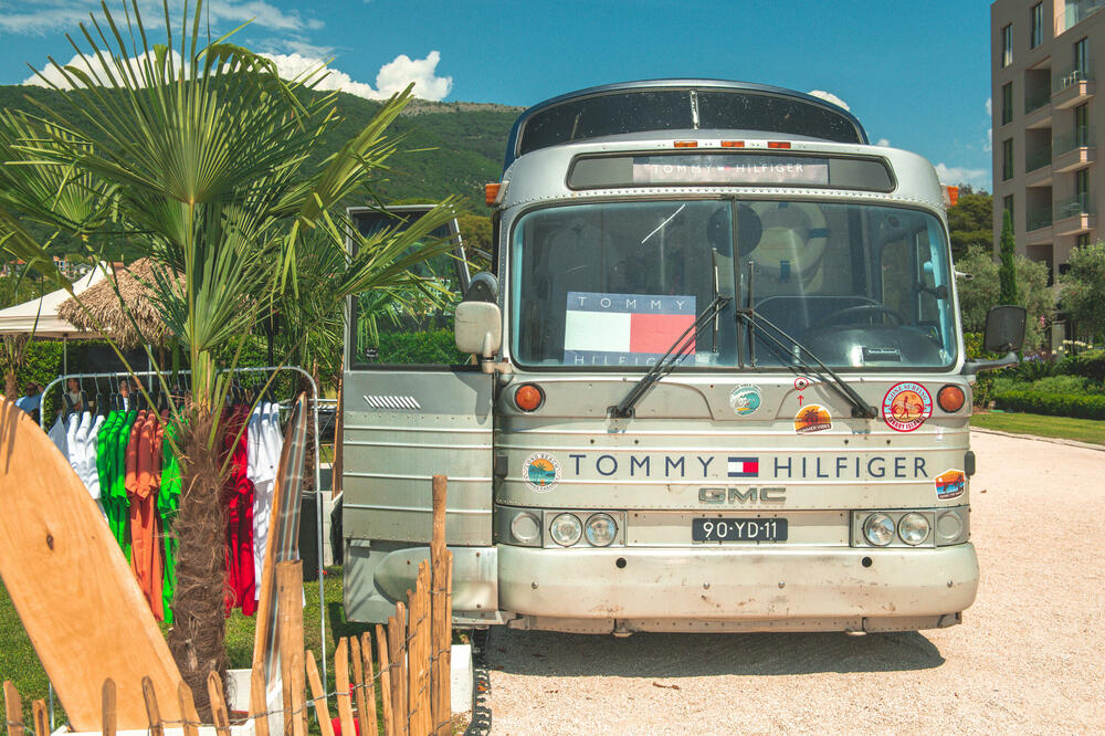 Rundt og rundt Subjektiv slutningen Tommy Hilfiger on wheels: The legendary "Summer Shop" bus arrived in Tivat  - Blog